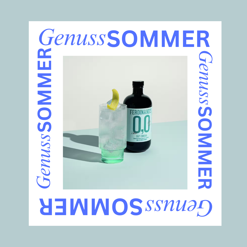 Flasche Ferdinand's 0,0 Gin mit einem Glas Eis und Zitronenscheibe auf hellem Untergrund, umrahmt von dem Text 'Genuss SOMMER' in verschiedenen Schriftgrößen und Ausrichtungen